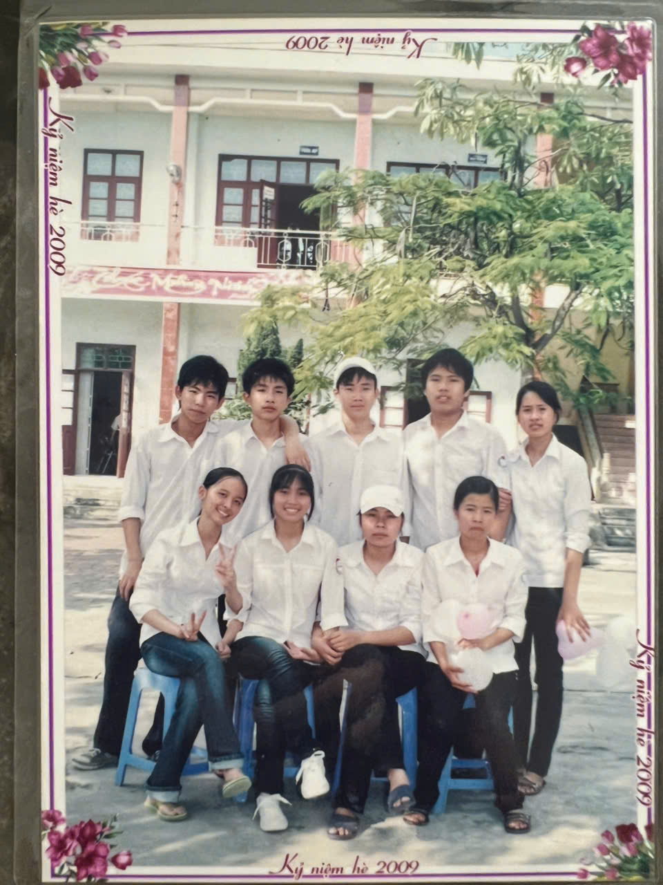 Nhóm bạn lớp 9C chụp ảnh lưu niệm